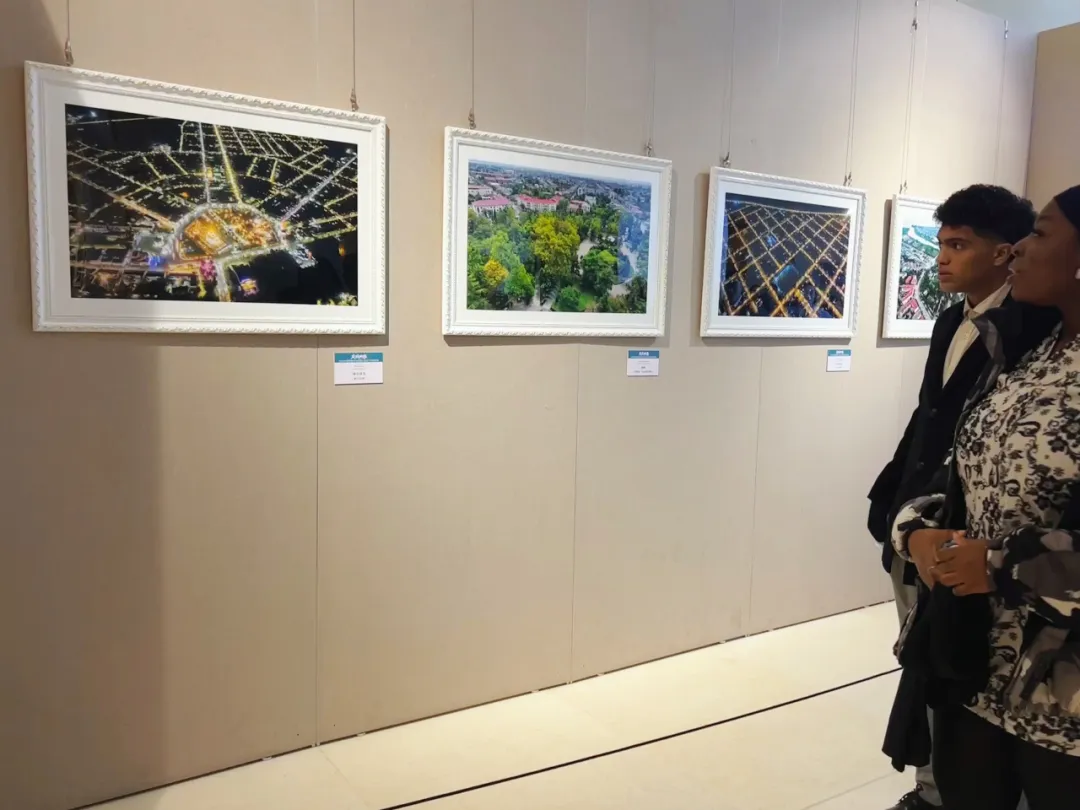友城映像 四川文化藝術學院組織留學生參與綿陽與波季市攝影展，深化文化交流
